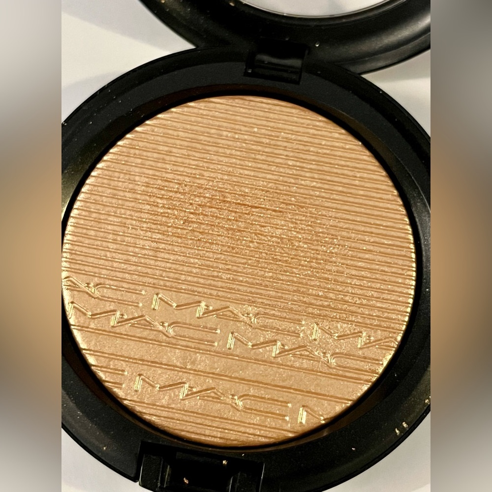 MAC Cosmetics Whisper of Gilt Highlighter